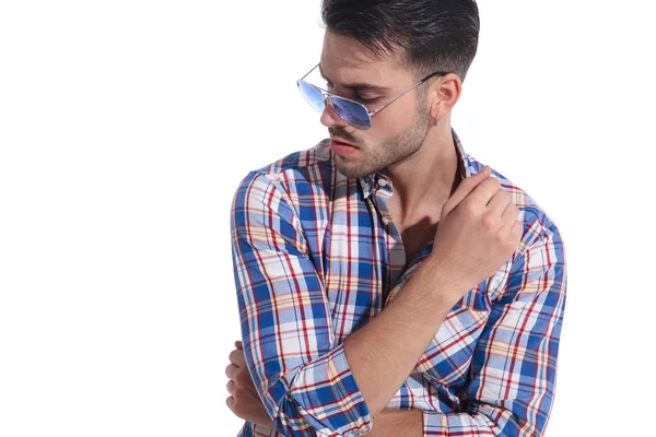 Attractive man looking to the side with his arms crossed — Stock Photo, Image