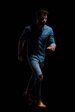 Ciddi görünümlü adam yan koştu yürüyüş