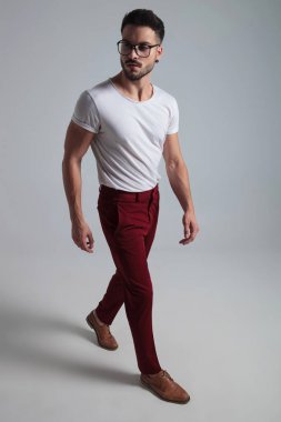 Kendinden emin genç adam adım ve yan bakıyor