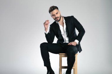 Kameraya bakan kararlı adam