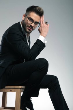 Cesur görünümlü adam sembolik bir tebrik gesturing