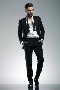 Büyüleyici adam adım ve merakla yan bakıyor