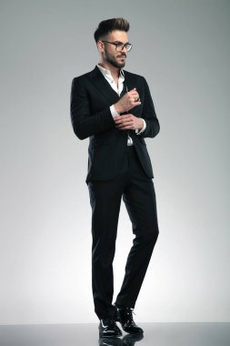 Şaşkın genç adam kolunu ayarlıyor