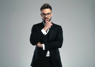 Üzgün adam çenesi elini tutarak