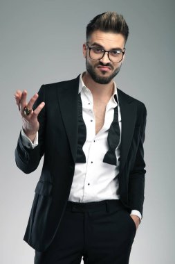 Etkilenmemiş adam elini cebinde tutup gesturing