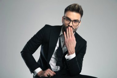 Çekici adam onun bir sır tutarak gesturing