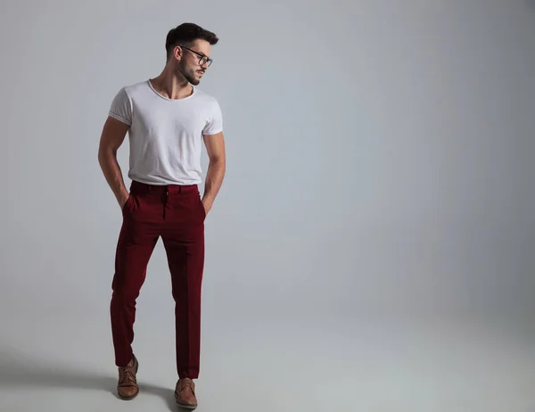 Casual ragazzo tenendo entrambe le mani sulle tasche — Foto Stock