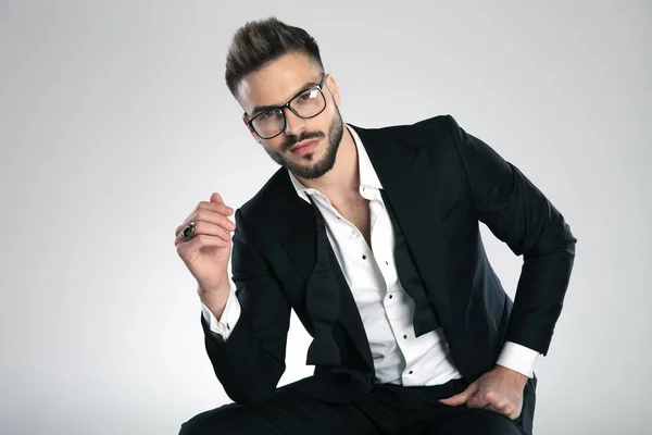 Uomo sicuro di sé guardando la macchina fotografica con il suo anello che mostra — Foto Stock