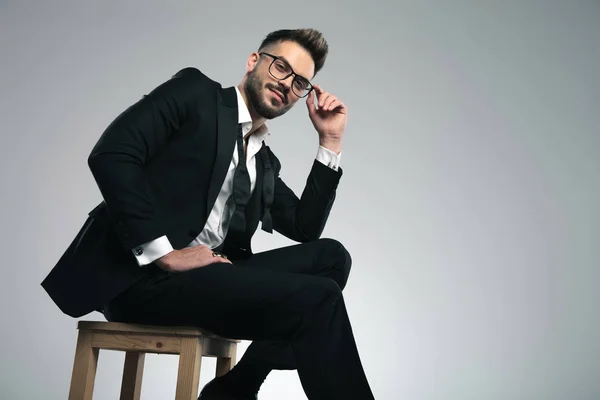 Ragazzo positivo che regola il suo glasse — Foto Stock