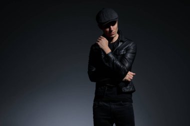 Endişeli adam yan bakıyor 