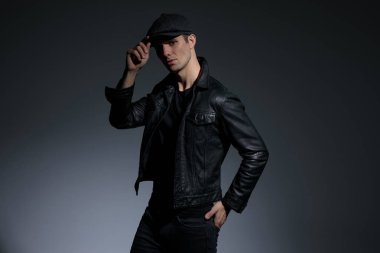 Elini arka cebinde tutan artistik adam