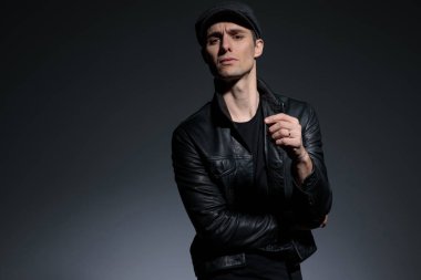 Meraklı adam ayakta ve ileriye endişeli bakıyor