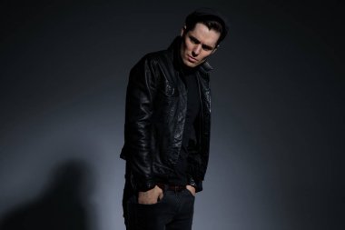 Üzgün adam iki elini cebine tutup kaşlarını çattı.