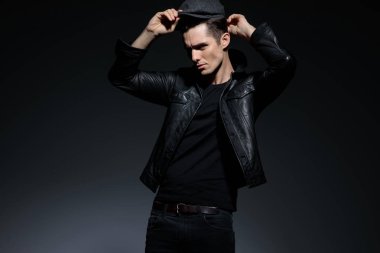 Sanatsal adam şapkasını koyarak ve güvenle ileriye bakıyor