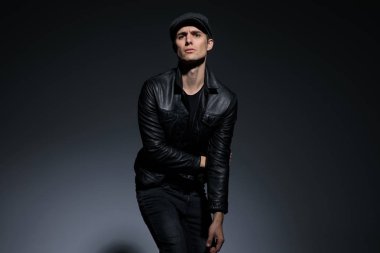 Güçsüz kılığına girip kameraya bakan sanatsal adam