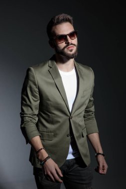 Kararlı genç adam adım ve yan bakıyor