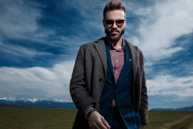 Elini cebinde tutan sert genç adam