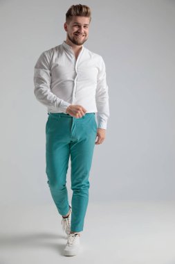 Mutlu genç adam öne çıkıp gülüyor