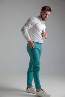 Üzgün tombul adam yan yürüyen