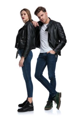 Kararlı punk çift ona yaslanmış iken poz