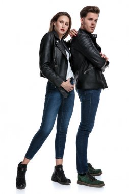 O ona yaslanmış iken endişeli çift poz