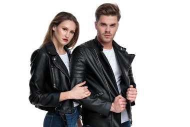 Motive genç adam ceketini çekerek, girlfri tarafından kucaklanan