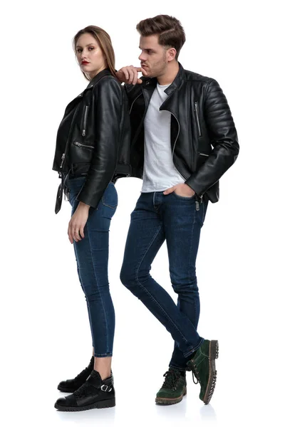 Curious boyfriend looking sideways and leaning on his girlfriend — Stock Photo, Image