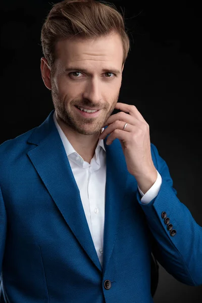 Close up de homem alegre sorrindo e tocando seu pescoço — Fotografia de Stock