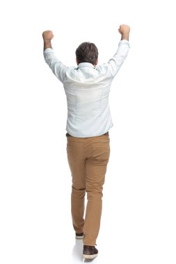 Zaferle gündelik adam ileri kutluyor yürüyüş