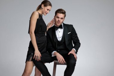 Emin genç damat oturan ve onun Chon tarafından teselli olmak