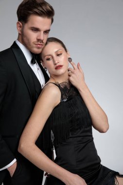 Onun kız arkadaşı ayakta yakışıklı damat ona eğiliyor
