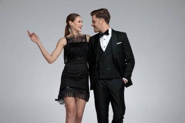 Pozitif çift gülümsüyor ve birbirlerine kucaklayan