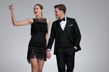 Onun erkek arkadaşı elini tutarken neşeli kadın tebrik