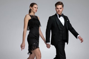 Ciddi görünümlü çift eller tutarak ve tarafına adım