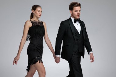 Kız arkadaşının elini tutarken ilgili genç adam yürüyüş