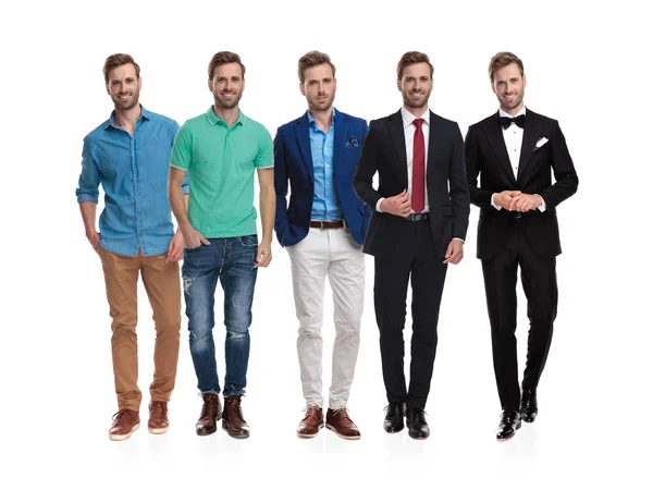 Derselbe glückliche Mann posiert in verschiedenen Positionen und Outfits — Stockfoto