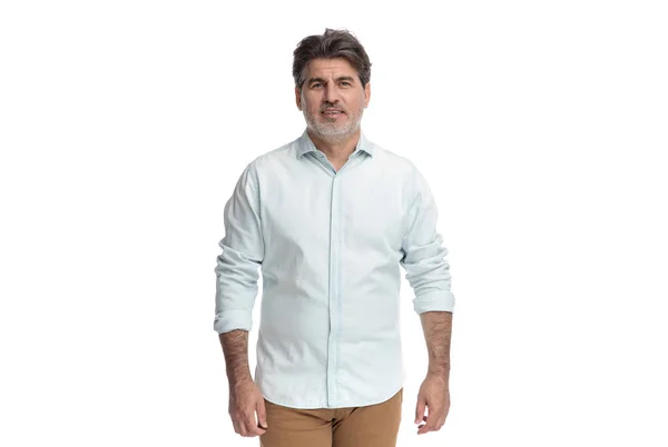 Felice uomo casual indossa una camicia bianca e pantaloni marroni — Foto Stock