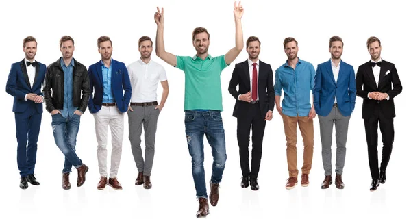 Mann gestikuliert Frieden vor einem Team von sich selbst — Stockfoto