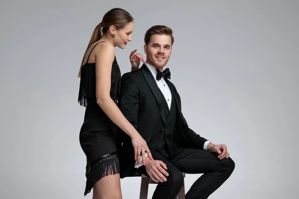 Glad ungt par klädd i svart poserar — Stockfoto