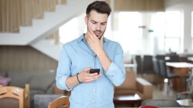 endişeli rahat adam cep telefonu kötü haber okuma