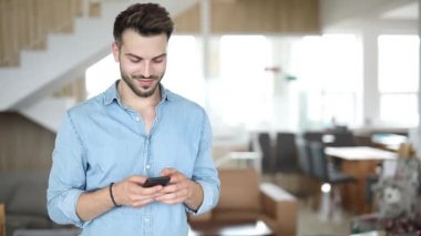 genç gündelik satıcı ayakta ve mesajlaşma ve sonra showroom davet ediyor