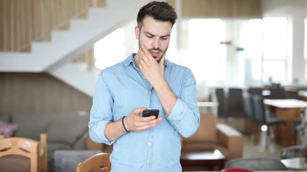 Úzkostlivý muž, který čte špatnou zprávu na mobilním telefonu — Stock video