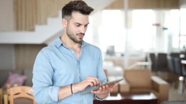 mutlu rahat adam onun tablet üzerinde çalışırken büyük bir kazanmak bekliyor ve iyi haber geldikten sonra kutluyor
