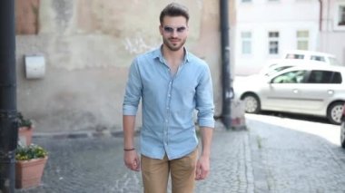 genç rahat adam tezahürat ve eski bir şehrin streeets üzerinde yürürken bir kazanmak kutluyor