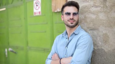mutlu rahat adam bir kasabanın sokakta eski vintage duvara karşı ayakta