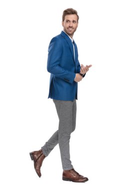 Onun kol ayarlama neşeli bir rahat adam Yan görünümü 