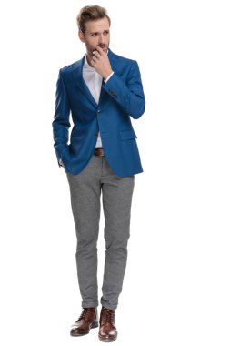 Elini cebinde tutan hevesli sıradan adam