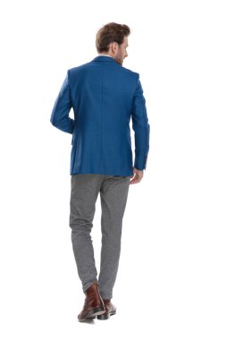 Kendine güvenen rahat bir adamın geri görünümü