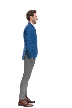 Iyimser rahat adam gülümseyen yan görünümü