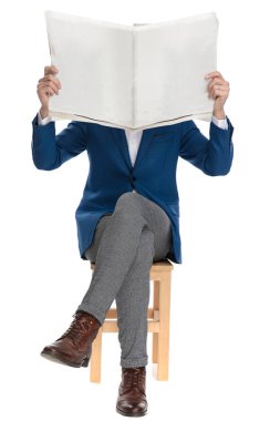 Yüzünde gazete tutan sıradan bir adam